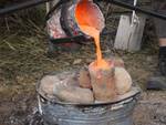 1100 Grad heiße Bronze fließt in die Form